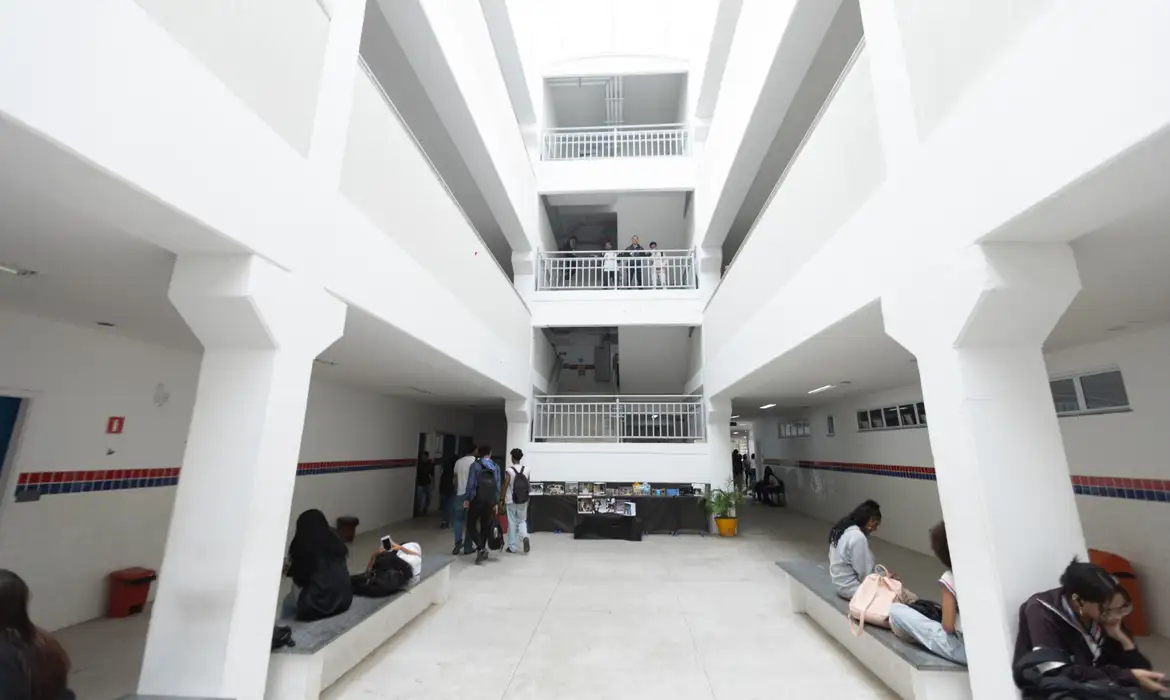 Brasil estabelece jornada mínima de 35 horas semanais para escolas em tempo integral - Imagem do artigo original