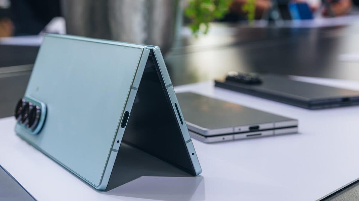 Galaxy Z Fold 7 falha antes das 200 mil dobras em teste manual prolongado - Imagem do artigo original
