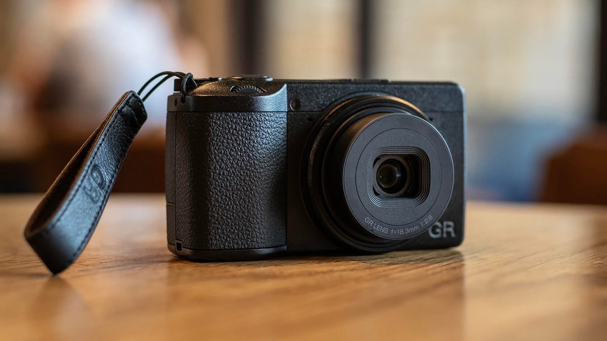 Ricoh lança GR IV com sensor APS-C e estabilização de 5 eixos - Imagem do artigo original