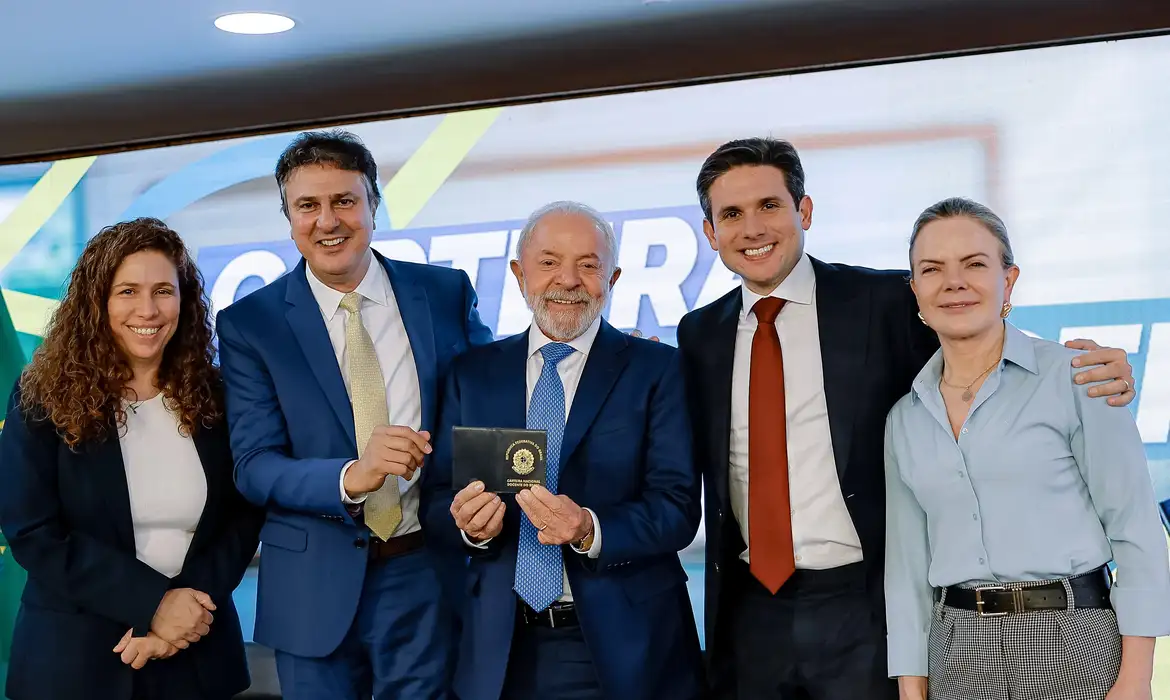 Professores ganham Carteira Nacional com descontos; emissão começa a 15 de outubro - Imagem do artigo original