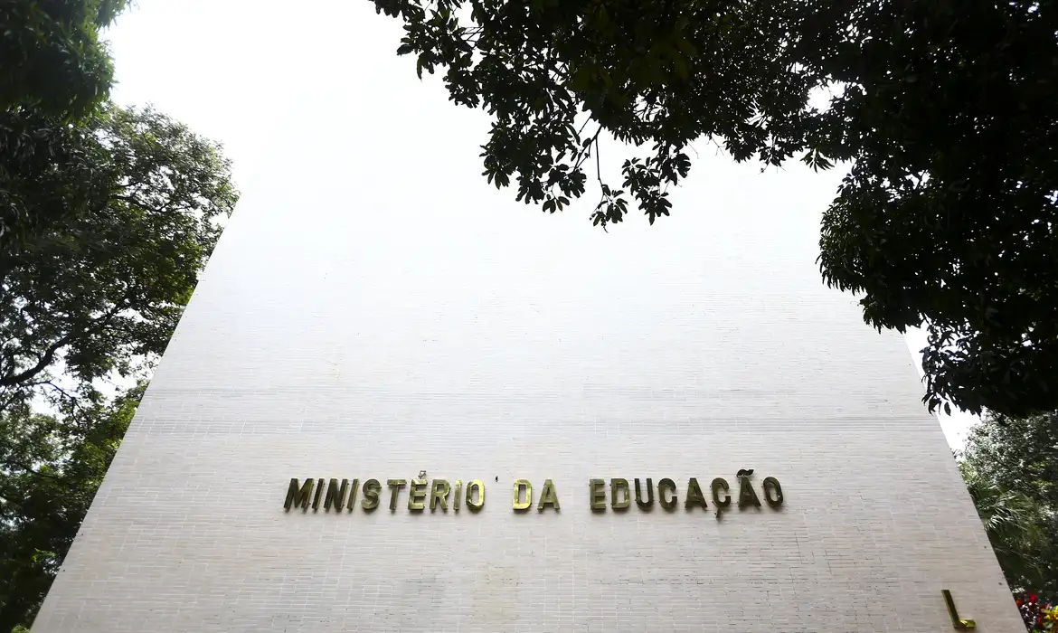 MEC publica lista de 456 cursos semipresenciais autorizados para 2025 - Imagem do artigo original